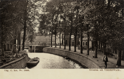 15031 Gezicht op de sluiskom van de Rijkshulpschutsluis (Frederiksoord z.n) te Vreeswijk uit het zuiden; met rijen ...